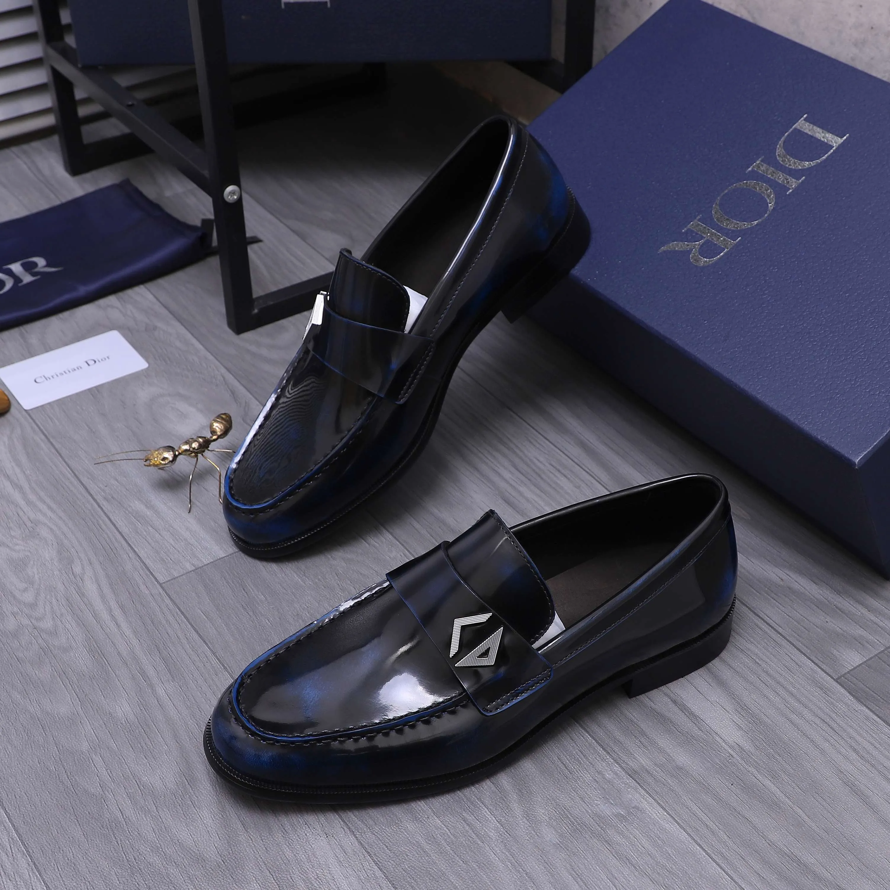 Men's shoes 💰580 Product trademark: Dior "Dior" formal business leather shoes Regular size: 39-45 (45 is custom-made and non-returnable) Product materials: Selected pearlescent polished cowhide upper, cowhide lining, original outsole